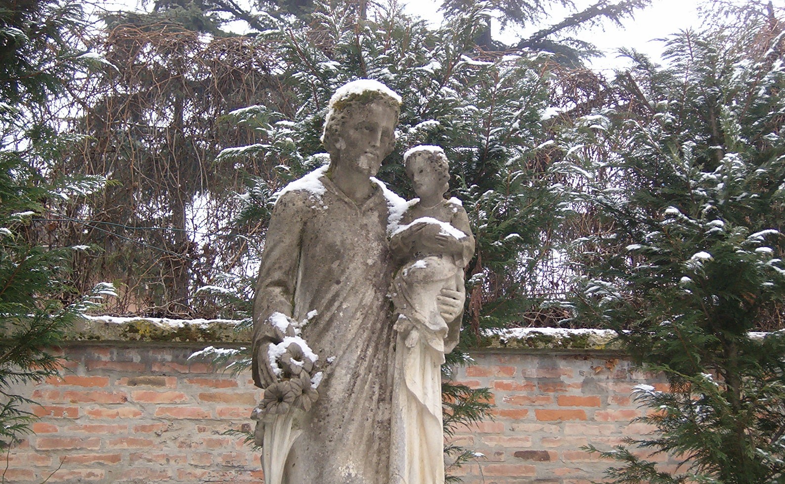 Statua nel giardino del monastero