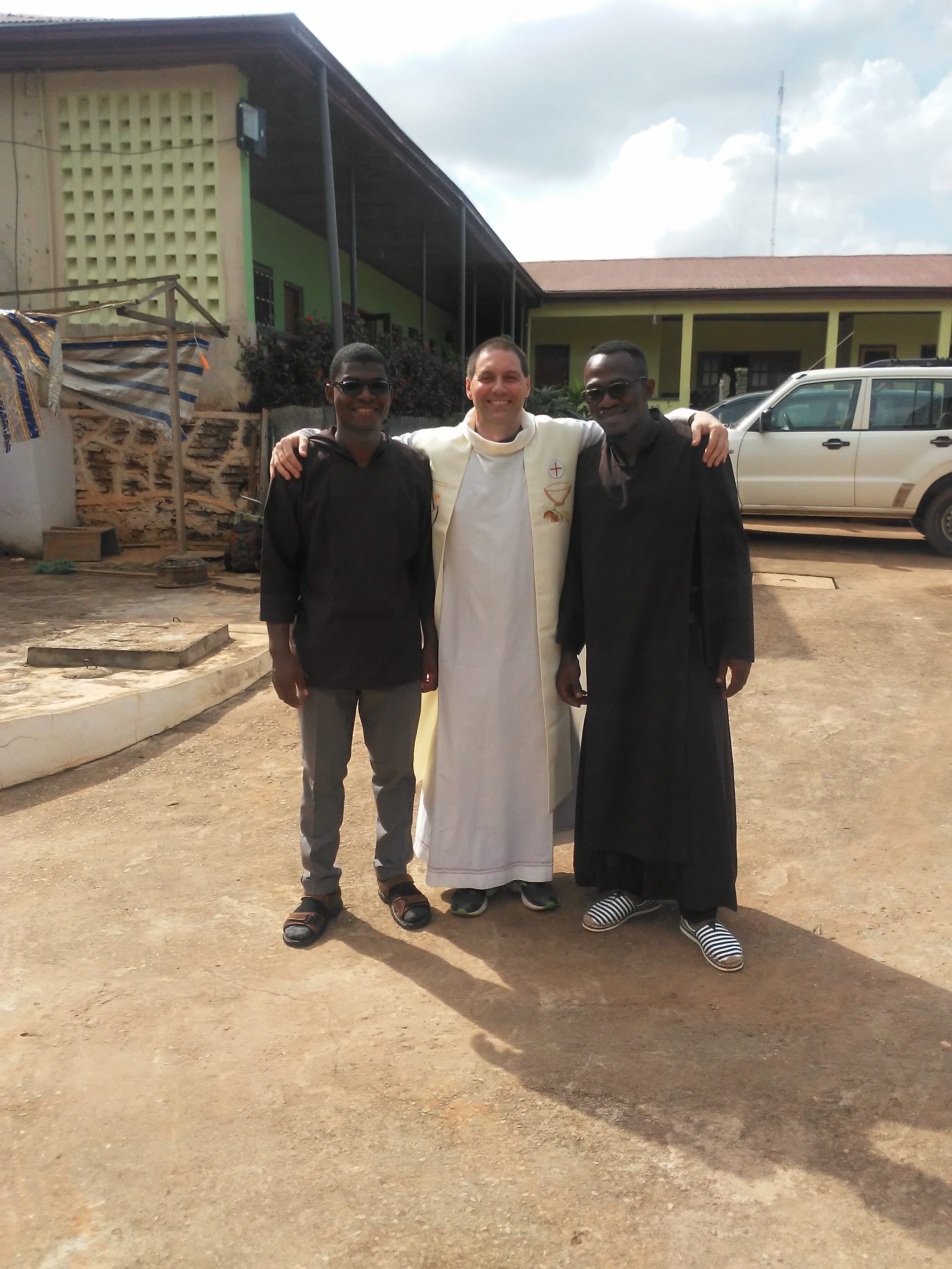 Padre Paolo con due postulanti