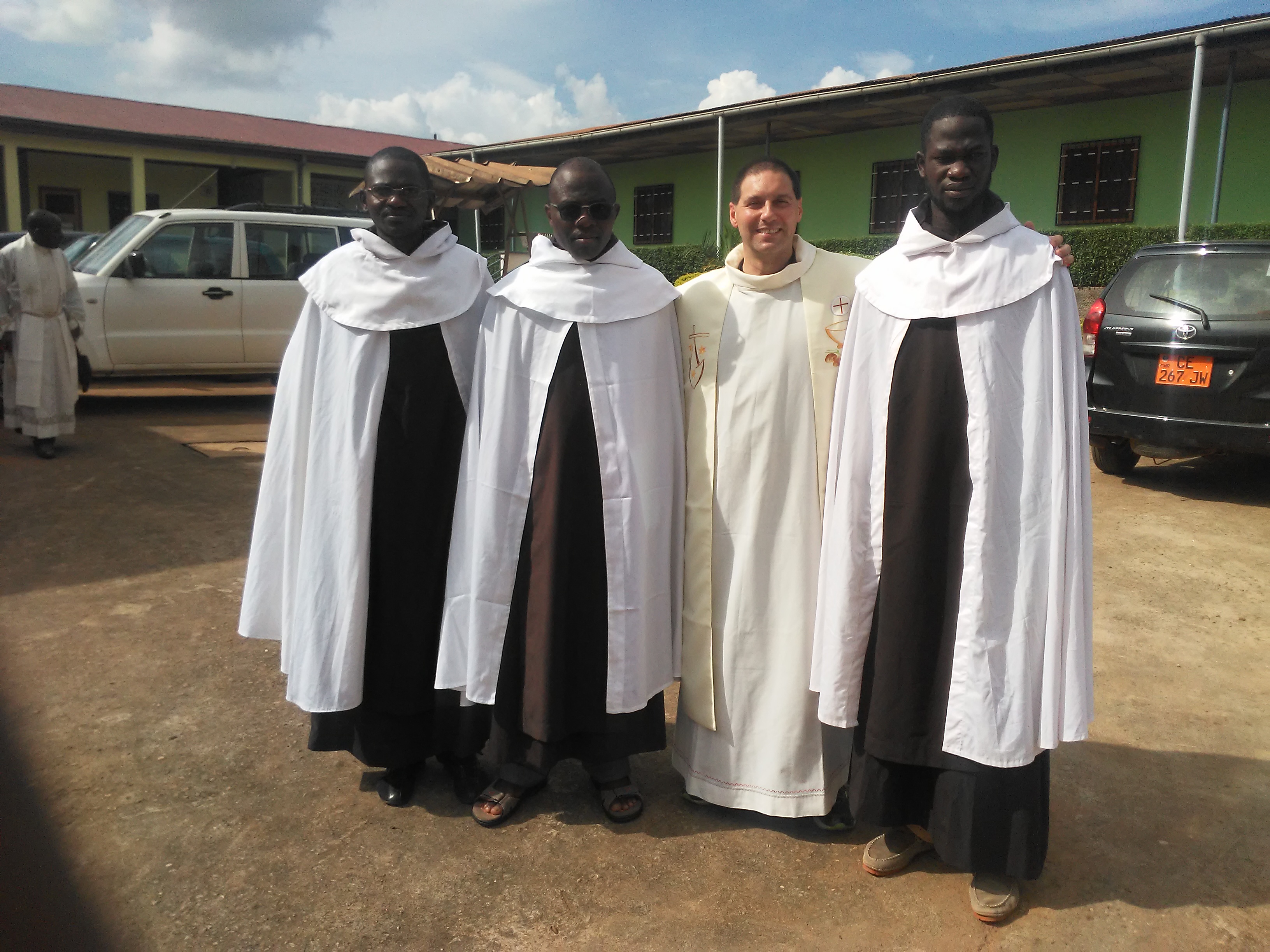 Padre Paolo e tre studenti