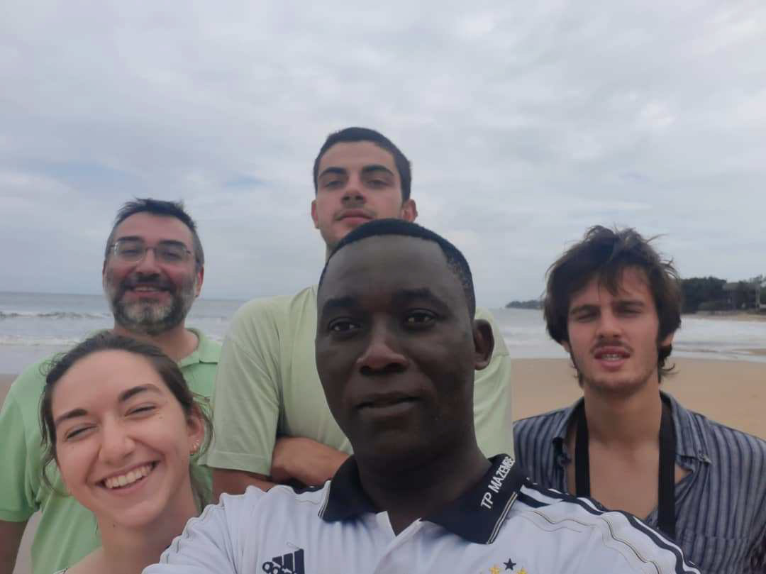 Selfie con persone del campo missionario