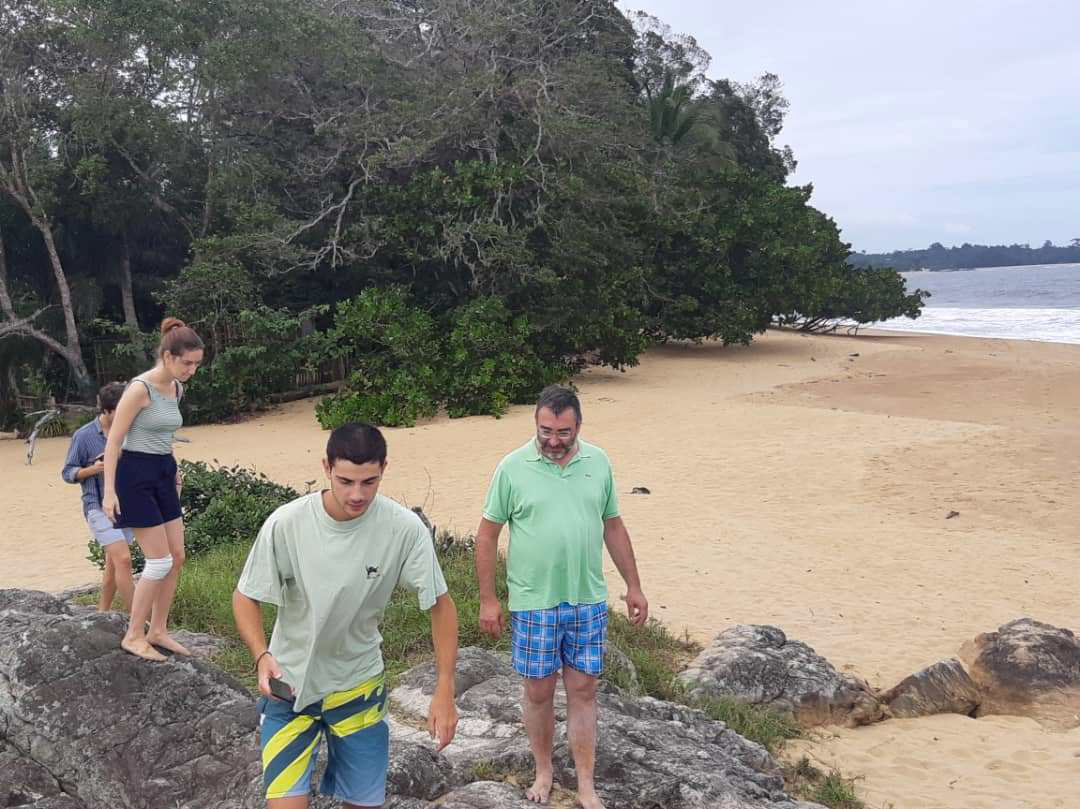 Persone in spiaggia durante il campo missionario