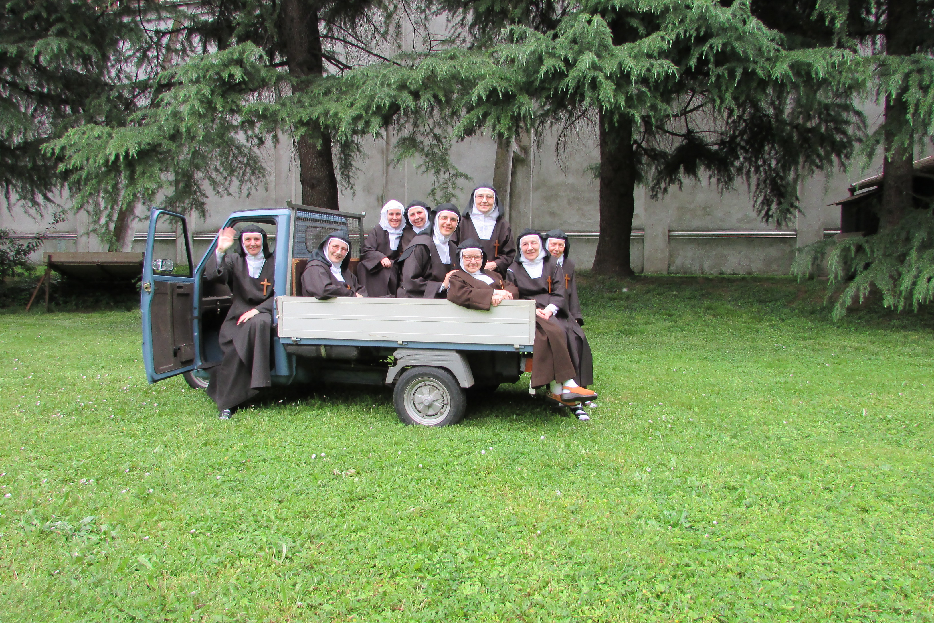 Gruppo di monache su un carretto