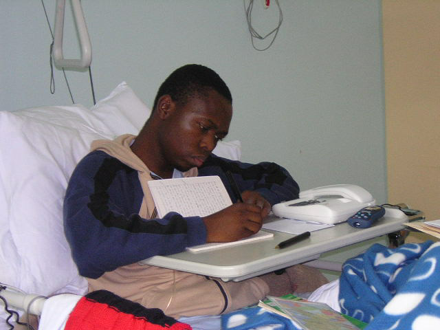 Fr. Jean Thierry nel letto di un ospedale