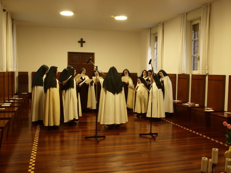 Gruppo monache in coro